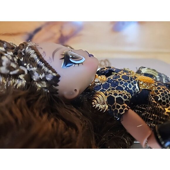 LOL Surprise OMG FIERCE ROYAL BEE Fashion Doll Gold Black Outfit Cape- 11.5” - Picture 11 of 12